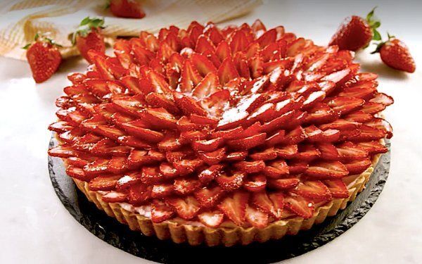 Клубничный тарт: идеальный десерт, который согреет даже в конце сезона