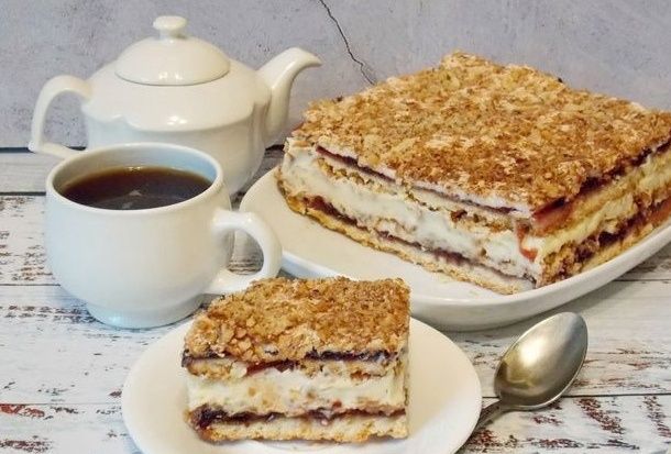 Торт с безе, заварным кремом и смородиновым вареньем