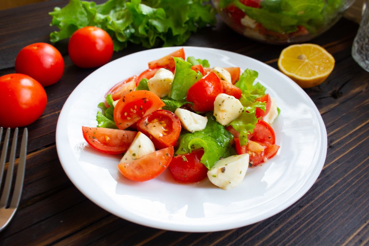 Нежный салат с помидорами и моцареллой за 15 минут