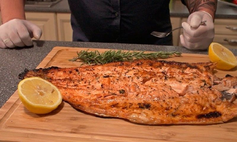 Незабываемый способ приготовления рыбы на костре, который удивит гурманов