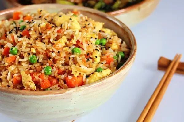 Рецепт быстрого жареного риса с овощами для всей семьи