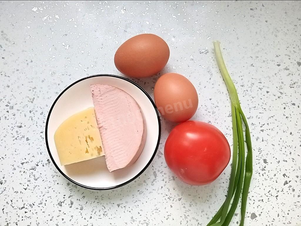 Незабываемый завтрак: Яйцо кокот с колбасой и сыром