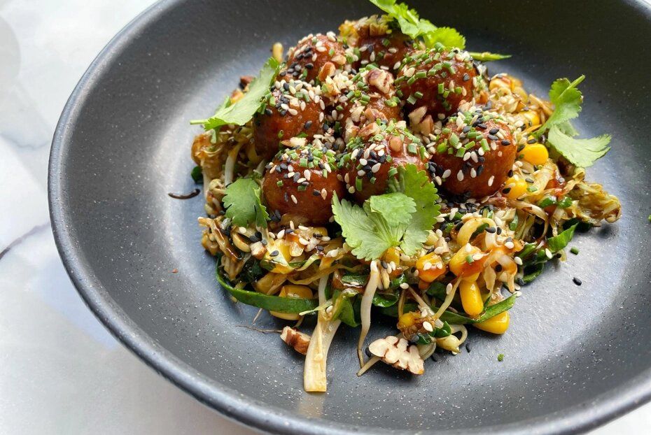 Капустная лапша с фалафелем: яркое и ароматное блюдо