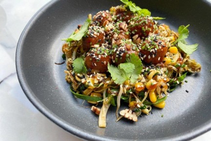 Капустная лапша с фалафелем: яркое и ароматное блюдо