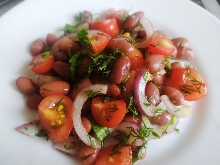 Питательный салат с фасолью и помидорами для легкого ужина