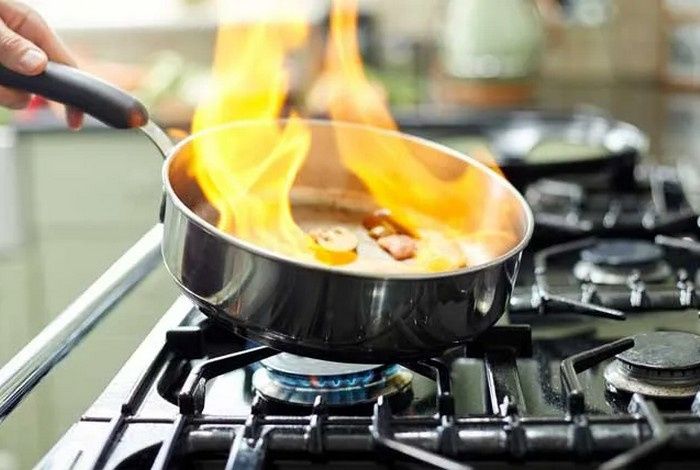 Почему раскаливать сковороду опасно: мнения экспертов