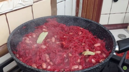 Вдохновение для ужина: уникальный борщ и куриное филе