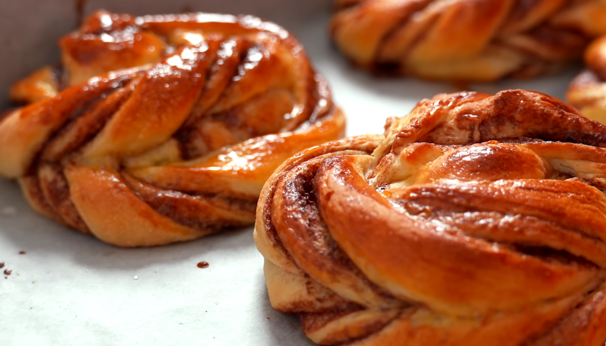 Необычайно пухлые булочки с корицей, пропитанные ароматным сиропом