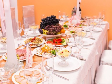 Как правильно питаться в праздничные дни: советы от Роспотребнадзора