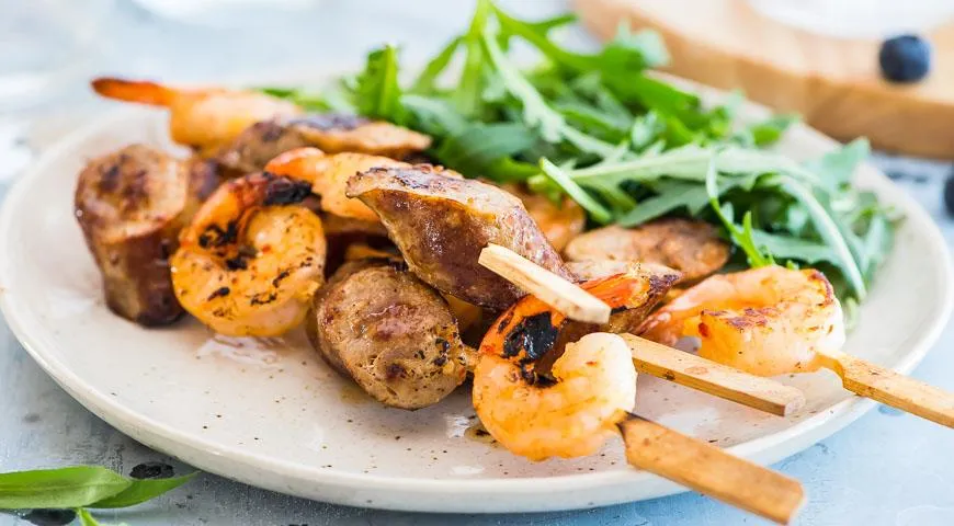 Шашлычки из креветок и колбасок: идеальное сочетание для вашего гриля
