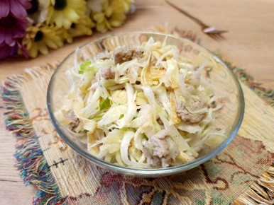 Невесомый и питательный: салат из капусты с индейкой и яичными блинчиками