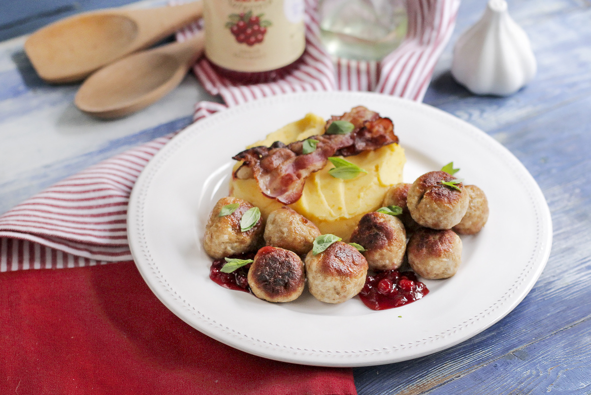 Вкус Скандинавии: датские фрикадельки с брусничным соусом и картофельно-тыквенным пюре