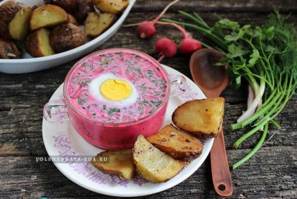 Свежий холодный свекольник с запеченной картошкой: легкий и вкусный