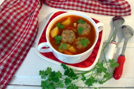 Суп-лечо с фрикадельками: яркий вкус домашнего уюта