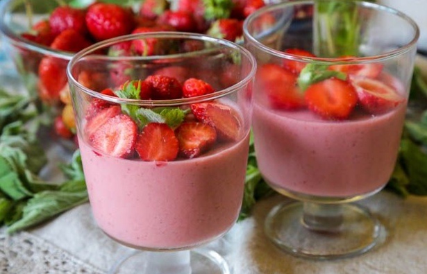 Сладкое наслаждение: нежное желе из ряженки с клубникой