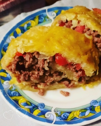 Картофельно-сырный рулет с мясной начинкой