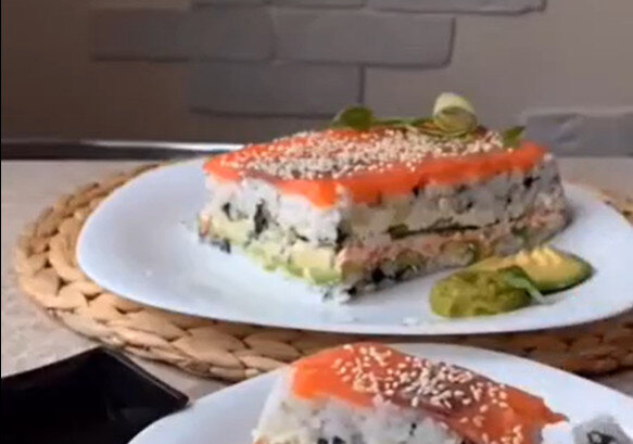 Простой и оригинальный рецепт суши-салата с рыбой и авокадо