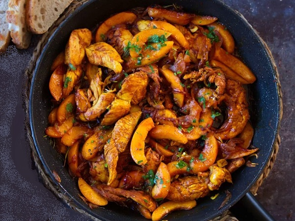 Курица с персиками и хересом