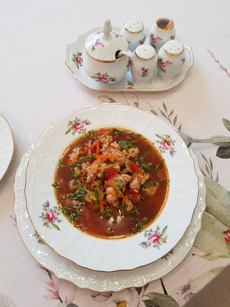 Согревающий суп с булгуром и нежными кнелями из свинины