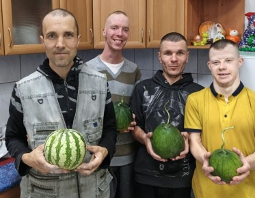 Успех в Ладвинском детском доме: подопечные вырастили арбузы