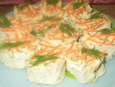 Вкусные воспоминания: рулетики из лаваша с сырной намазкой