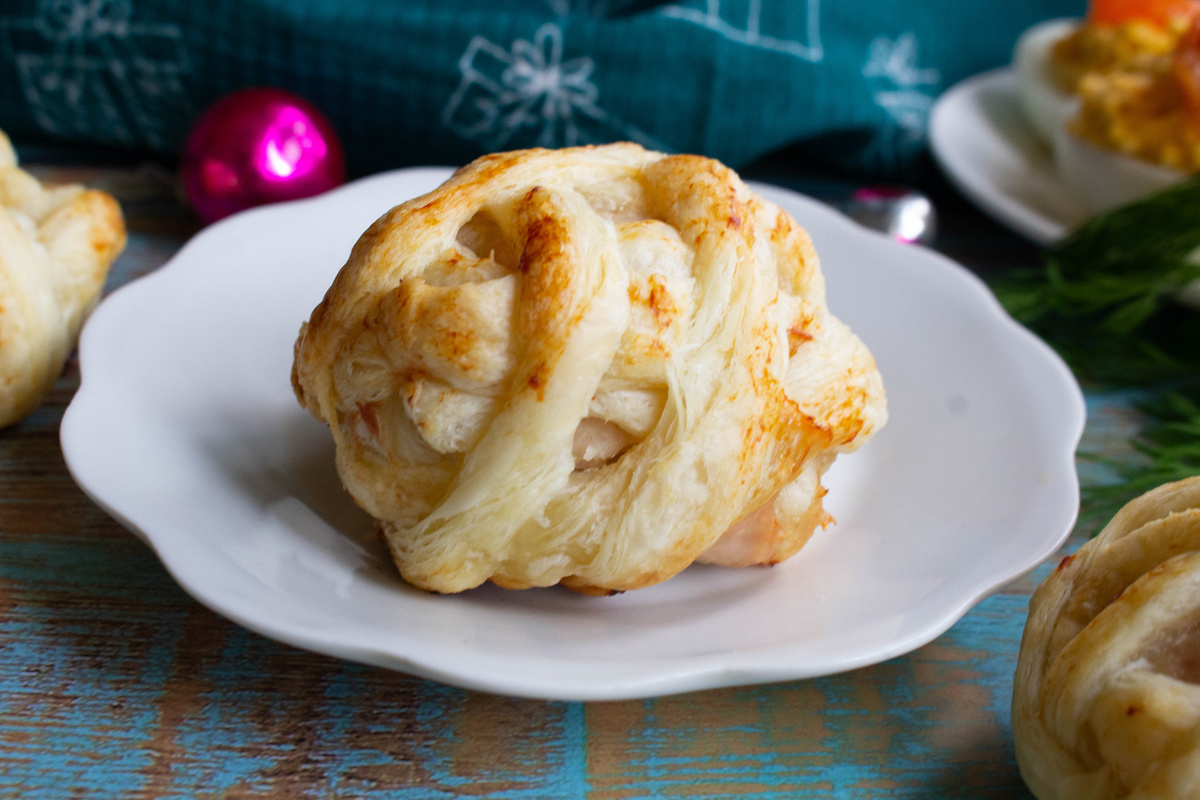 Нежные слойки с куриным фаршем на праздник и не только