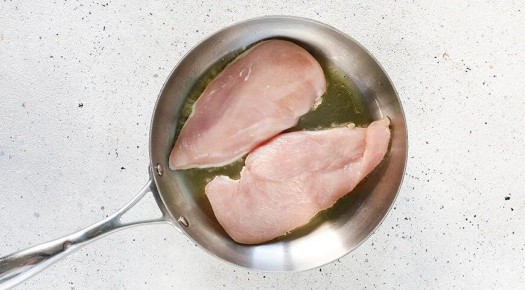 Удивительный цезарь с пекинской капустой и курицей: простой рецепт на 640 ккал