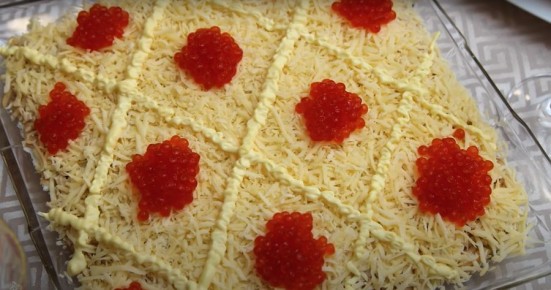 Праздничный салат с печенью трески