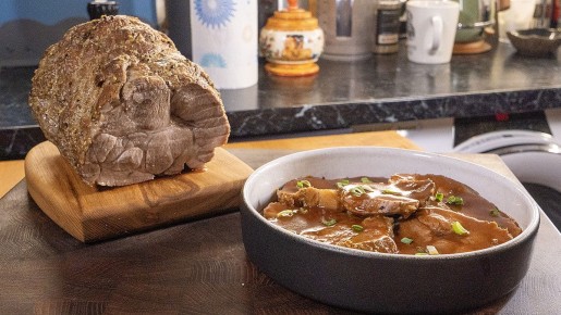 Запеченная свиная шея в винном соусе: главный акцент новогоднего стола 2026