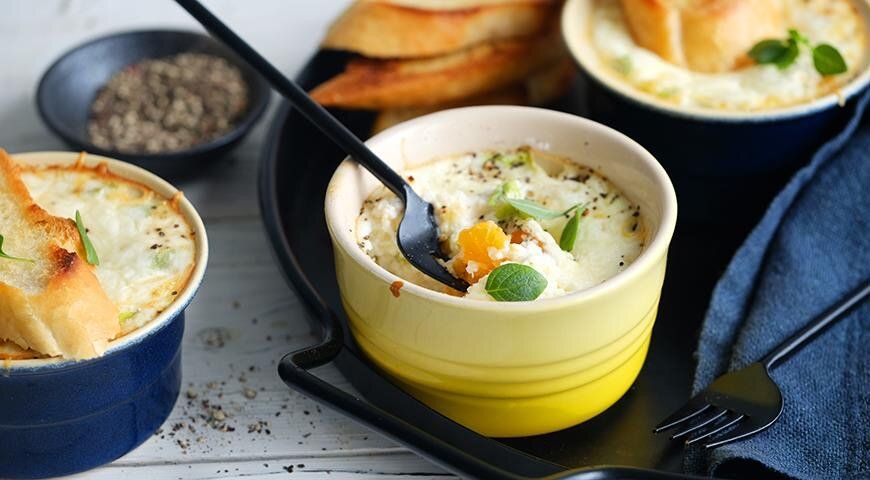 Запеченные яйца со сметанным соусом: легкий и оригинальный завтрак для всей семьи