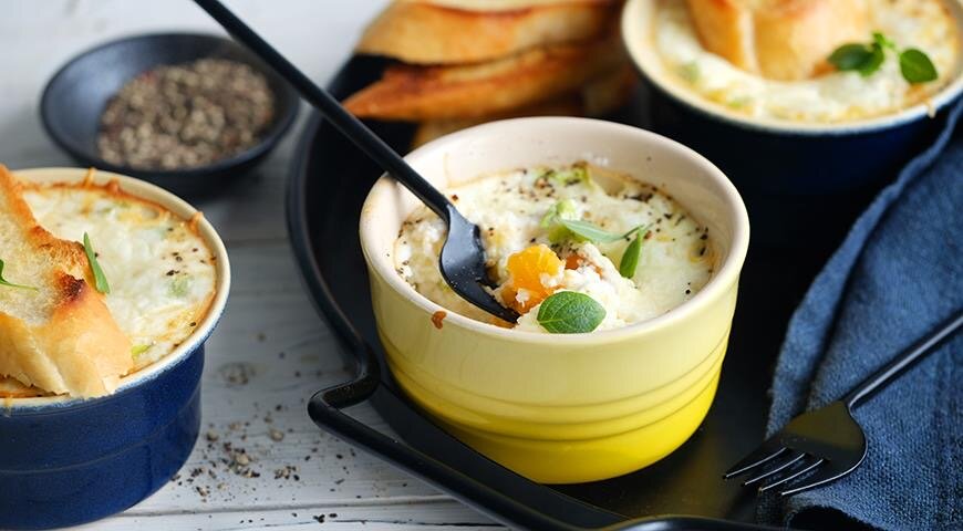 Запеченные яйца со сметанным соусом: легкий и оригинальный завтрак для всей семьи