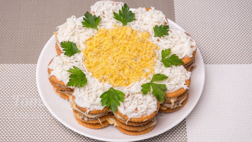 Удивительный закусочный торт-салат из крекеров для ваших праздников