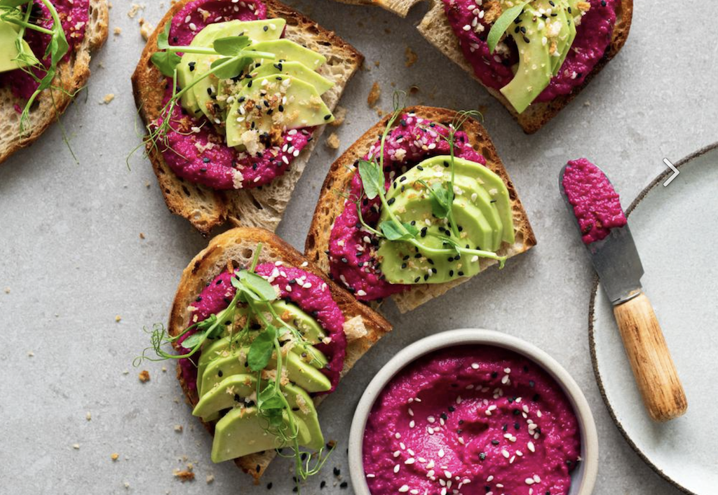 Тосты со свекольным хумусом