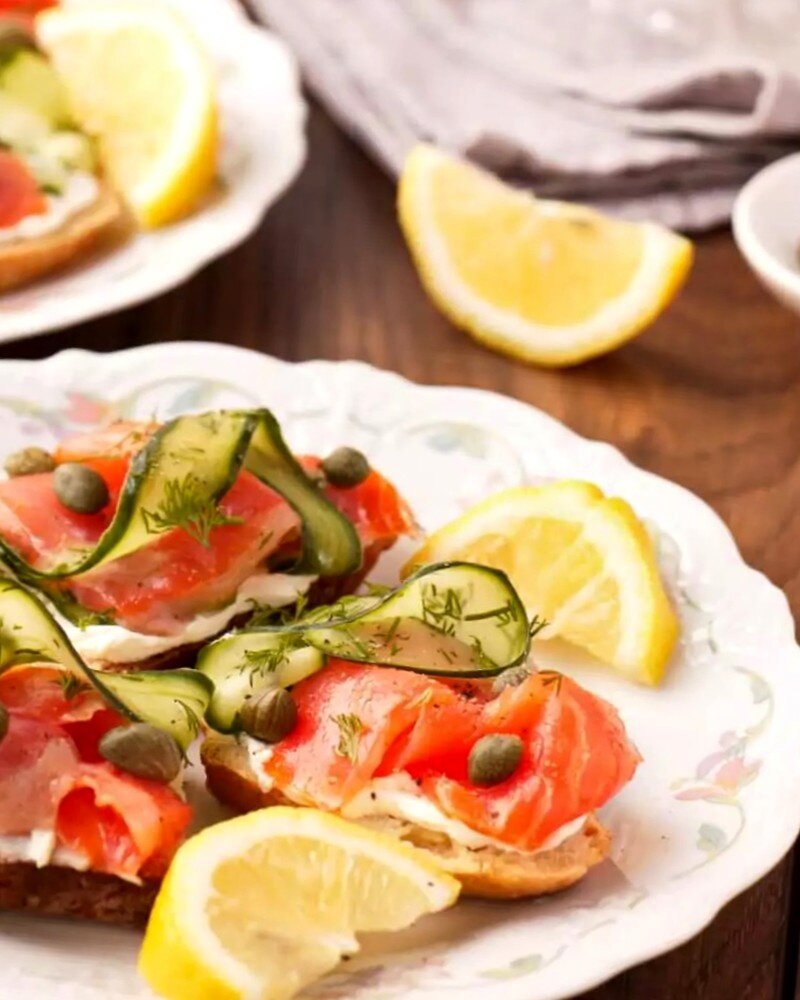 Удивительные тосты с красной рыбой для вашего стола