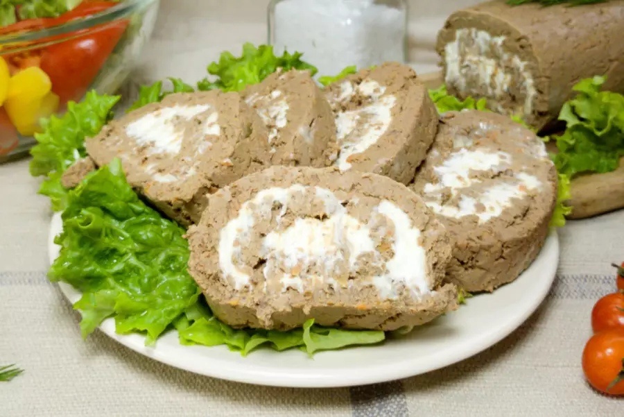 Рулет из свиной печени с оригинальной начинкой