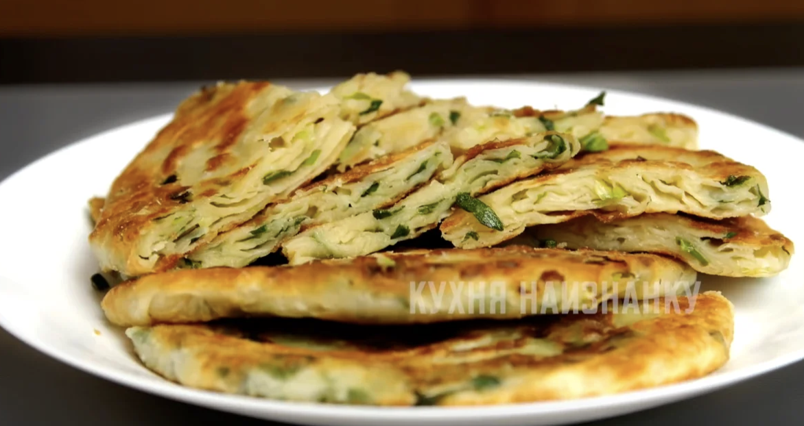 Как приготовить вкусный пирог с зелёным луком: простой рецепт