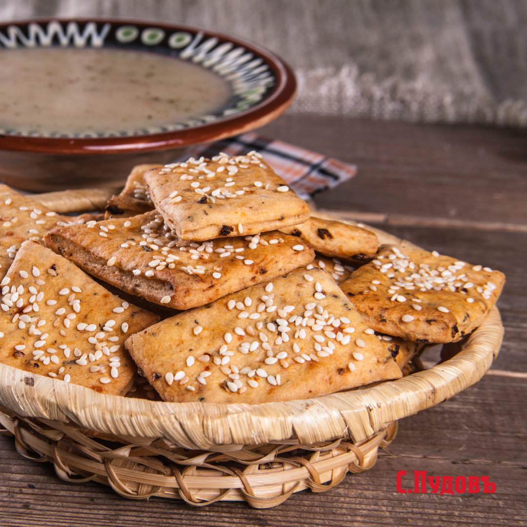 Ароматные крекеры с паприкой и кунжутом: идеальная закуска для любого стола