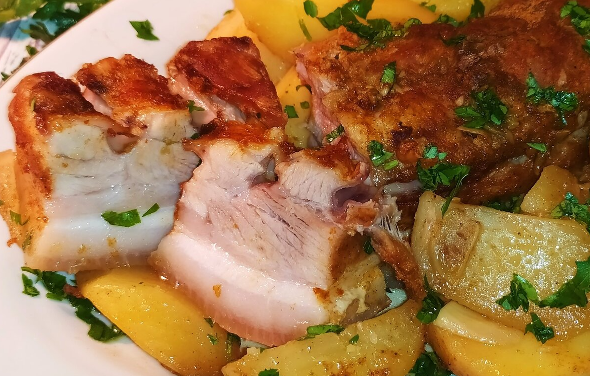 Как приготовить свиную грудинку с картофелем в духовке