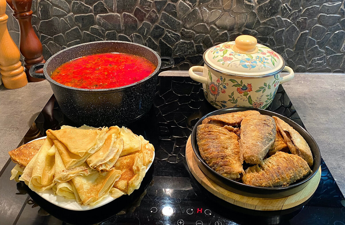 Вкусные рецепты на понедельник: борщ, жареная рыба и сладкие блинчики
