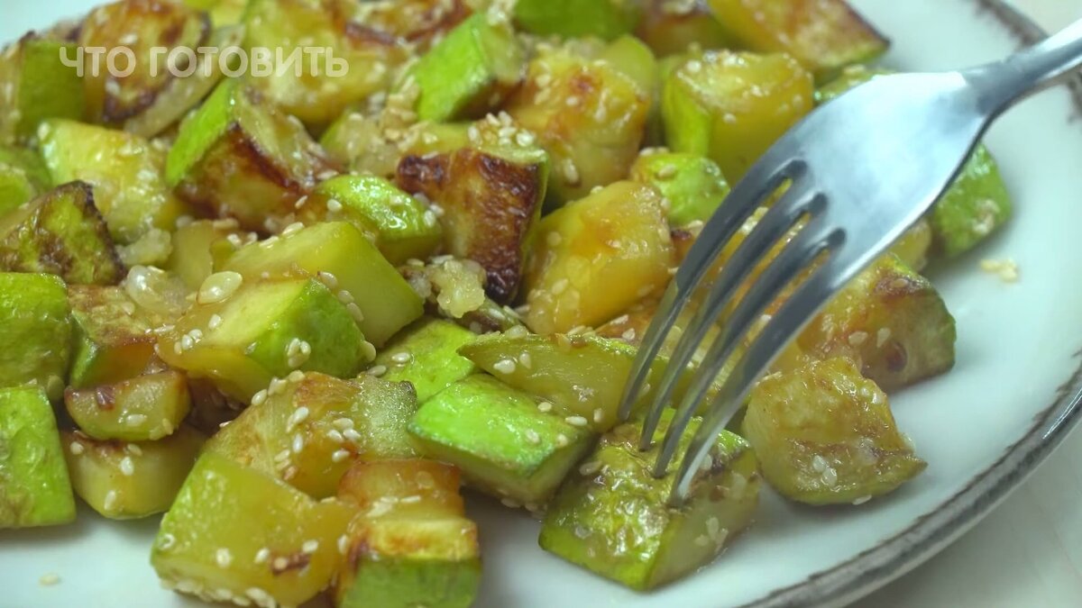 Сочные жареные кабачки с кунжутом: легкая закуска за 15 минут