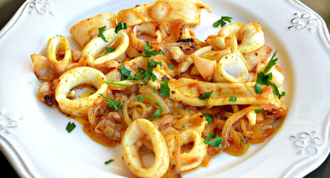 Как вкусно приготовить жареных кальмаров с луком