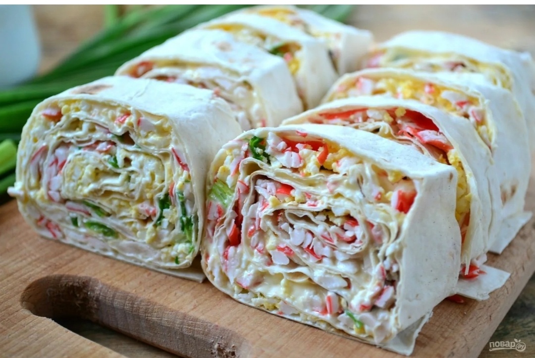 Нежный лаваш с крабами: идеальная закуска для новогоднего стола