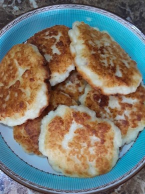 Нежные сырники по рецепту из СССР: идеальный завтрак за 20 минут