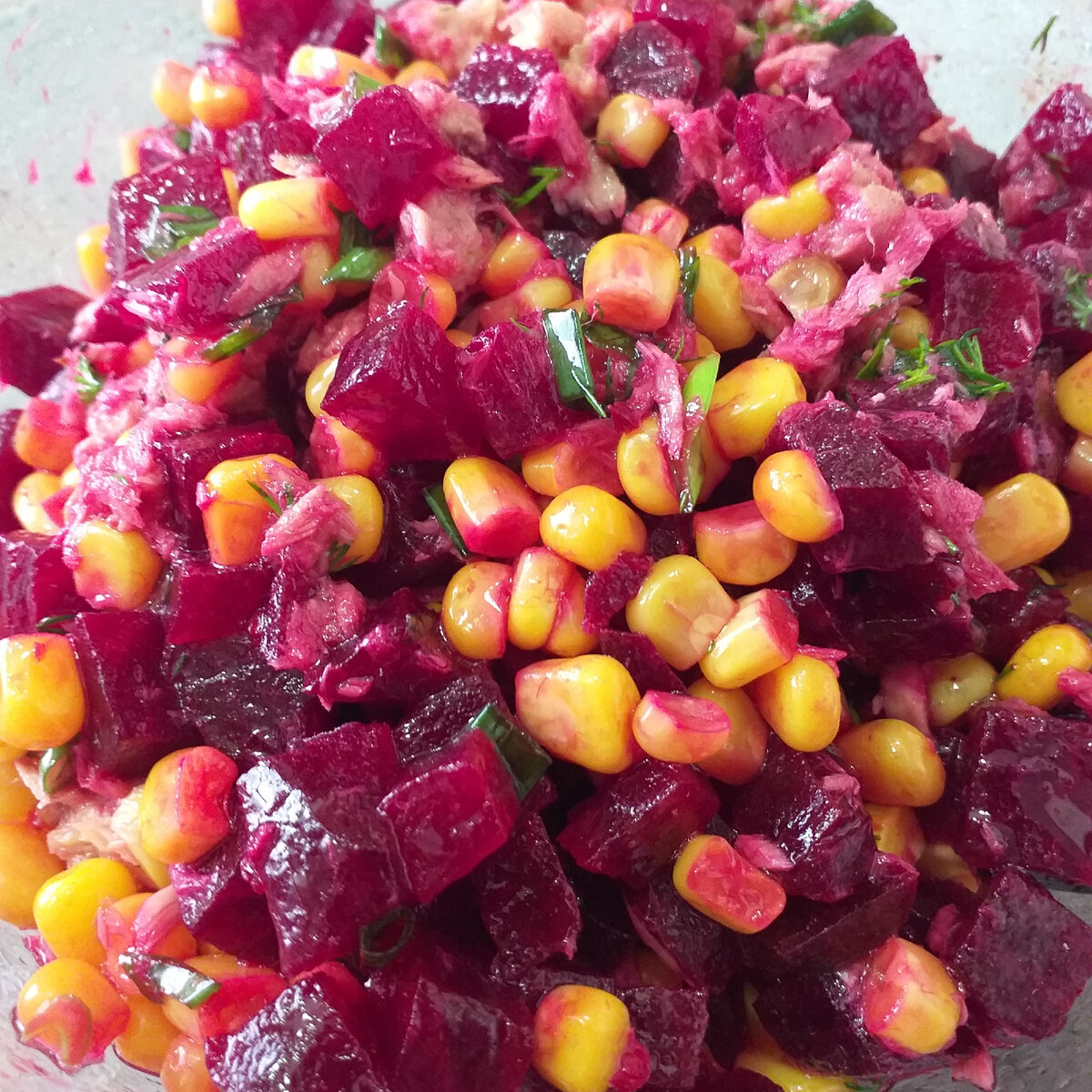 Удивите гостей ярким салатом из свёклы и тунца за считанные минуты