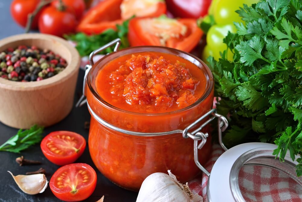 Лютеница: яркая болгарская закуска, соединяющая вкусы