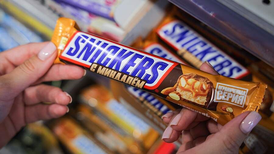 В Лондоне появились батончики Snickers на русском: как это связано с санкциями