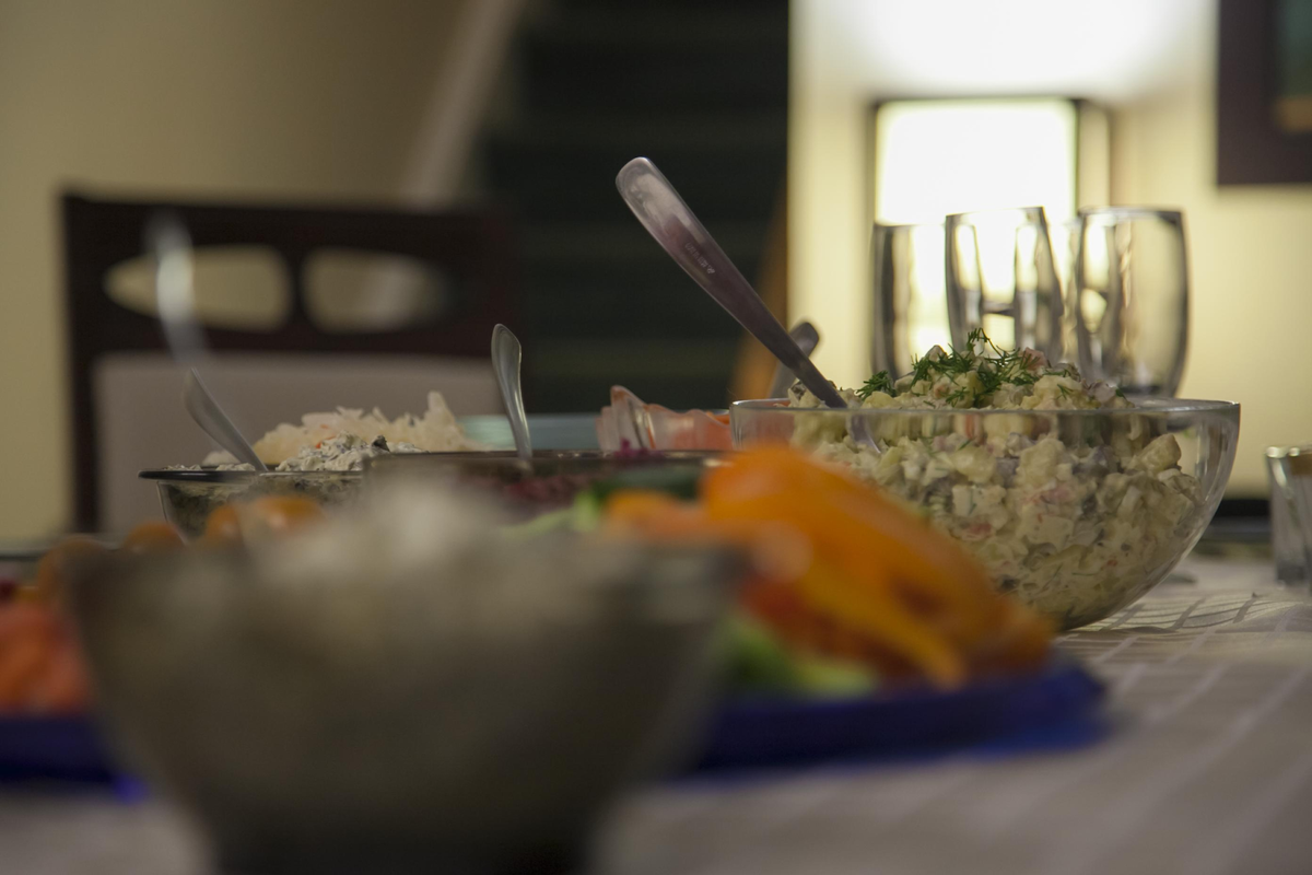 Традиционные блюда для новогоднего стола: как сделать праздник незабываемым