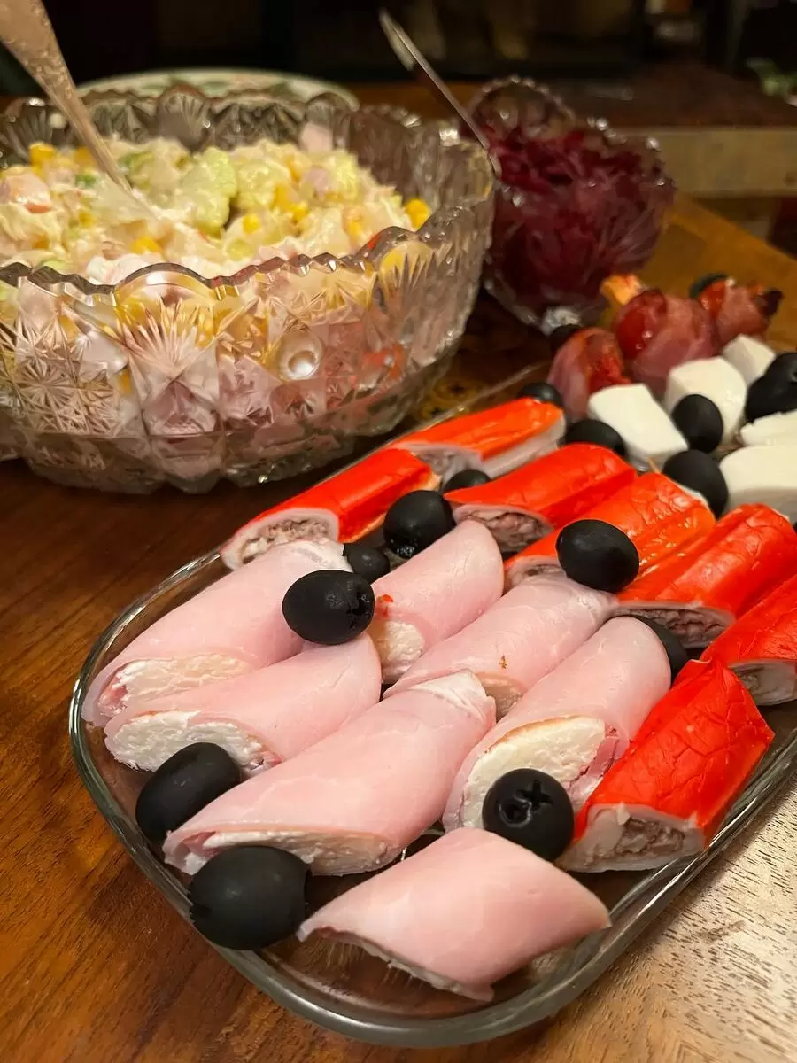 Рулетики с ветчиной, сыром и чесноком