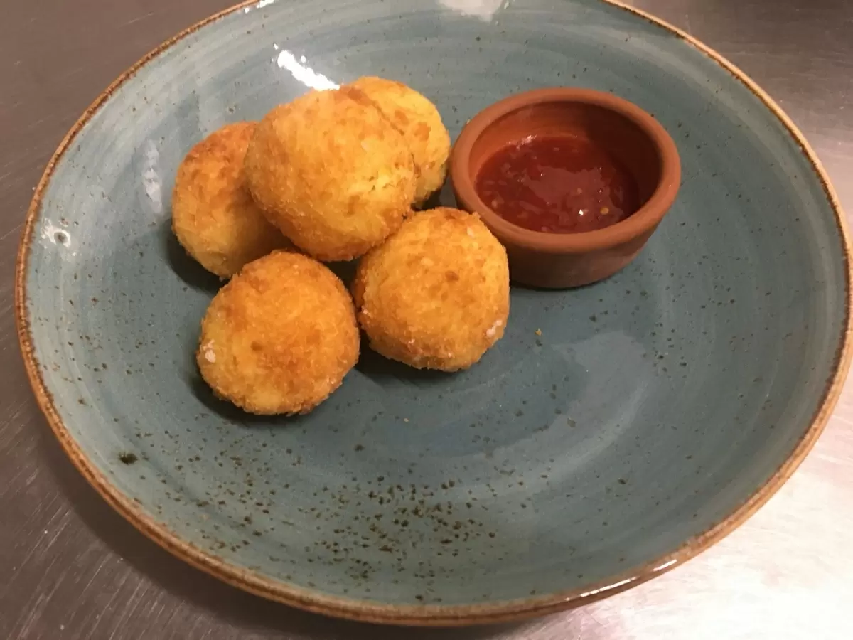 Сырные шарики: Вторая жизнь остатков после праздников