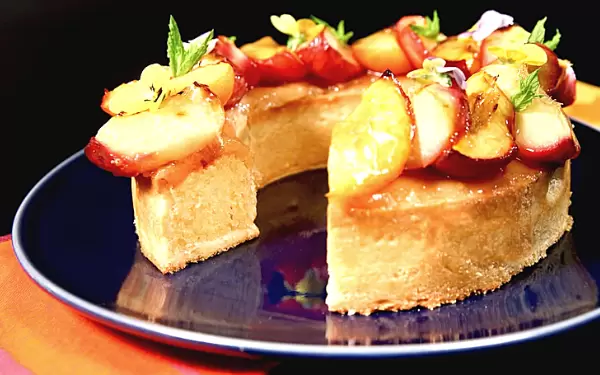 Сочные нектарины сезона: как приготовить восхитительный торт с миндальным кремом